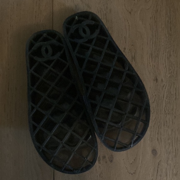 CHANEL BLACK RUBBER JELLY slide - Picture 8 of 14